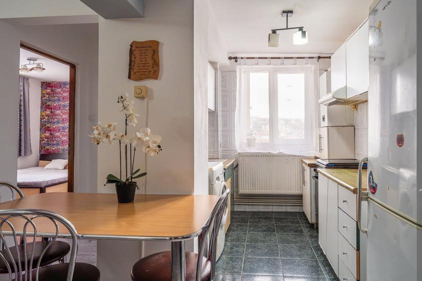 Apartament cu 3 camere semidecomandat, mobilat în Central
