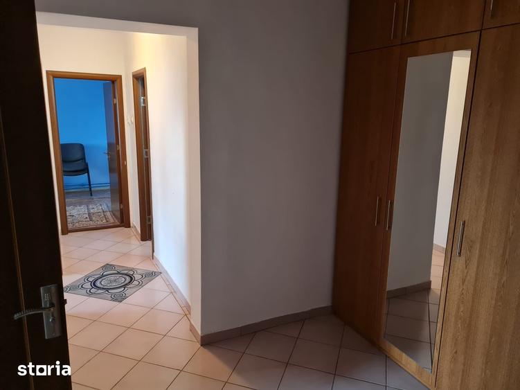 Apartament cu 3 camere decomandat în Micro 4
