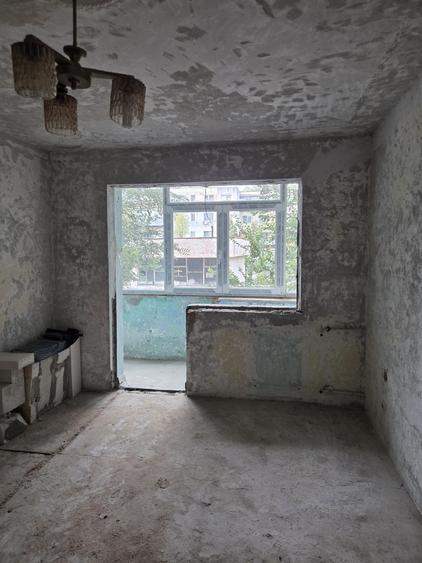 Apartament cu 3 camere semidecomandat în Micro 40