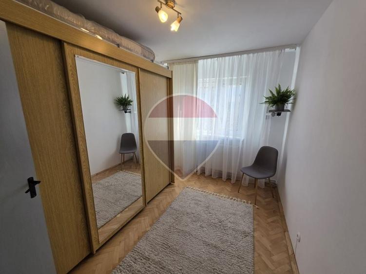 Apartament cu 3 camere semidecomandat, mobilat în Central