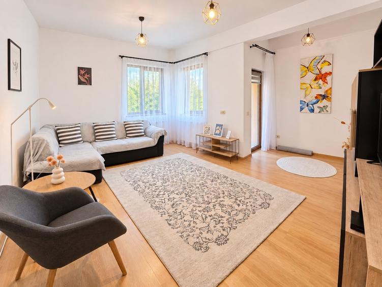 Apartament cu 3 camere decomandat, mobilat în Central