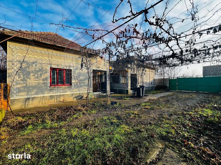 Casă cu 4 camere semidecomandat cu Teren 2144 Mp în Șeitin