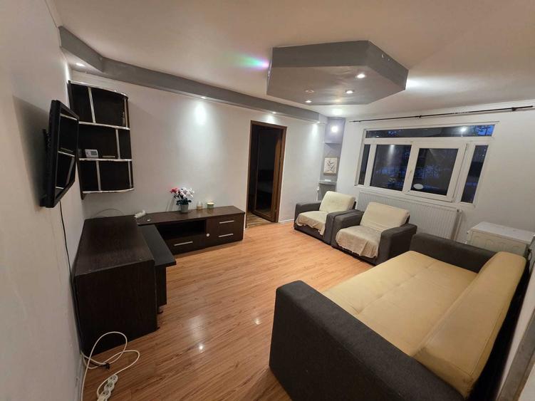 Apartament cu 3 camere semidecomandat în Central