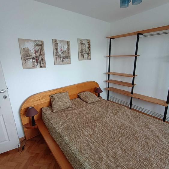 Apartament cu 3 camere semidecomandat, mobilat în Torontalului