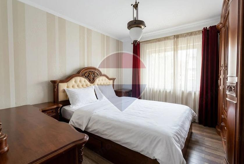 Apartament cu 4 camere decomandat în Central