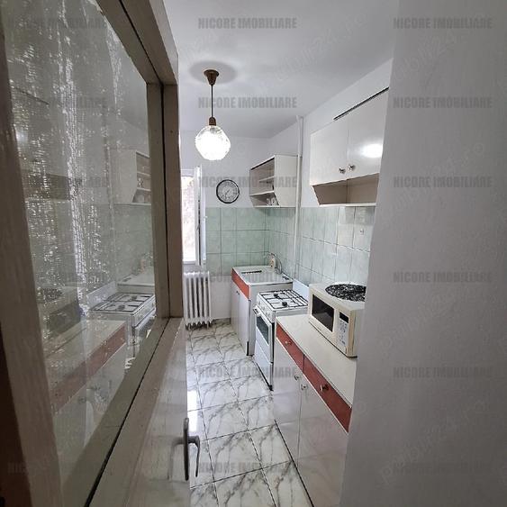 Garsonieră decomandată în Girocului