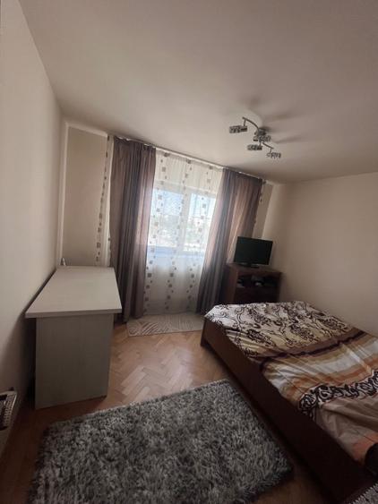 Apartament cu 3 camere semidecomandat în Exterior Vest