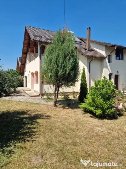 Casă cu 4 camere cu Teren 500 Mp în Central