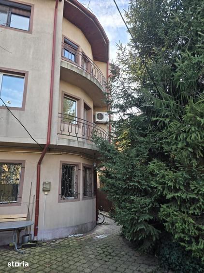 Casă cu 9 camere cu Teren 245 Mp în Apărătorii Patriei