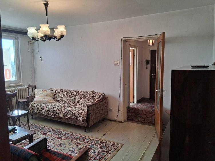 Apartament cu 3 camere semidecomandat în Colentina