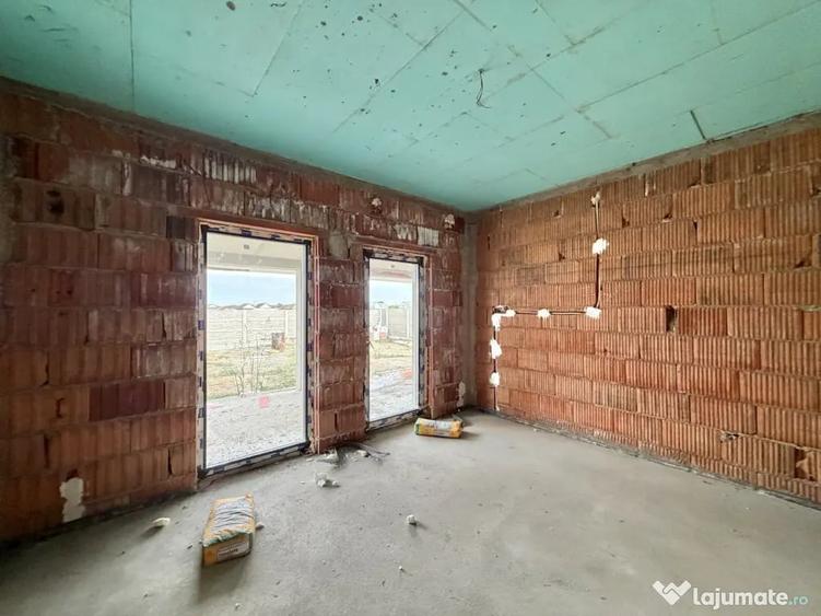 Casă cu 4 camere cu Teren 533 Mp în Sânmihaiu Român
