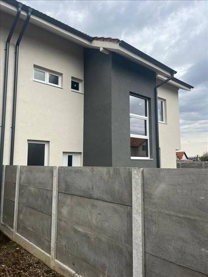 Duplex cu 4 camere cu Canalizare în Dumbrăvița