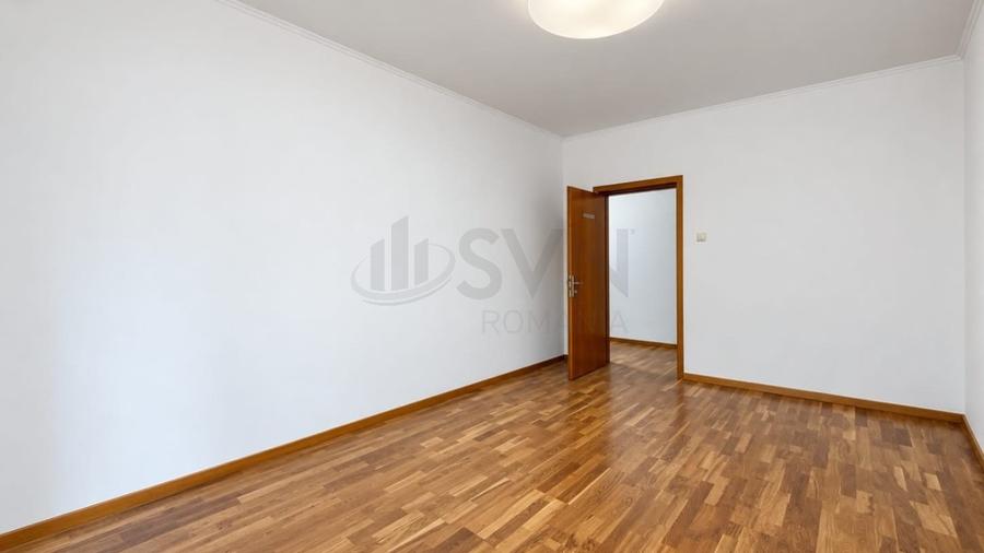 Apartament cu 8 camere decomandat în Aviatorilor