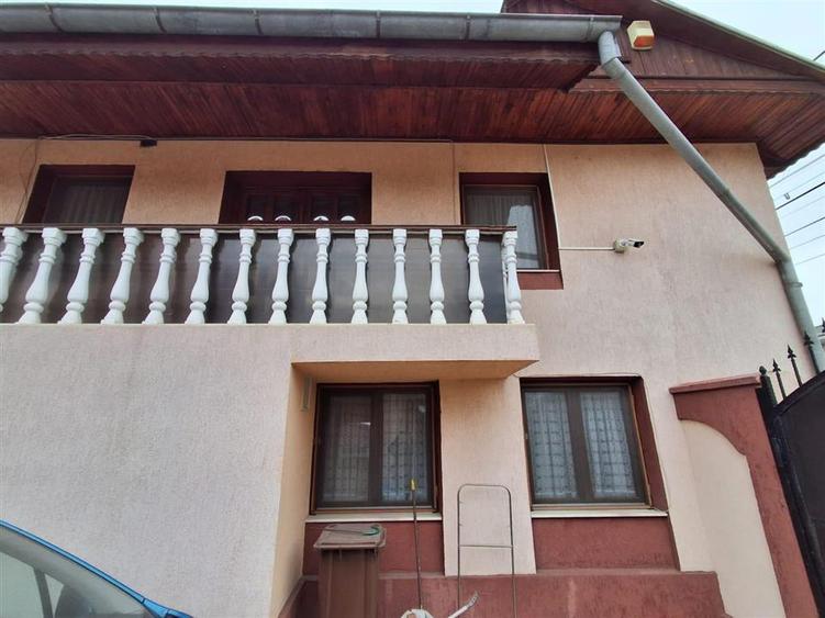 Casă individuală cu 7 camere cu Canalizare în Central