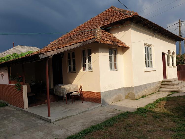 Casă cu 4 camere în Stâlpeni