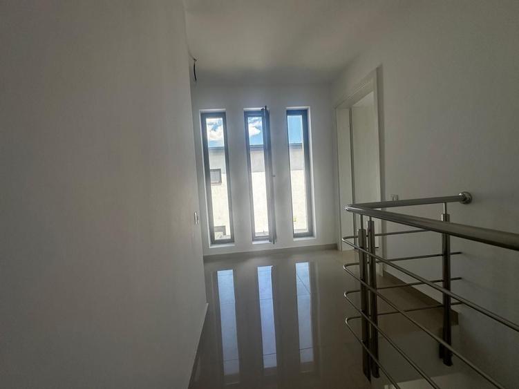 Casă individuală cu 3 camere cu Canalizare în Central