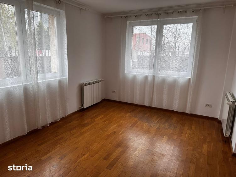 Casă cu 6 camere cu Teren 310 Mp în Apărătorii Patriei