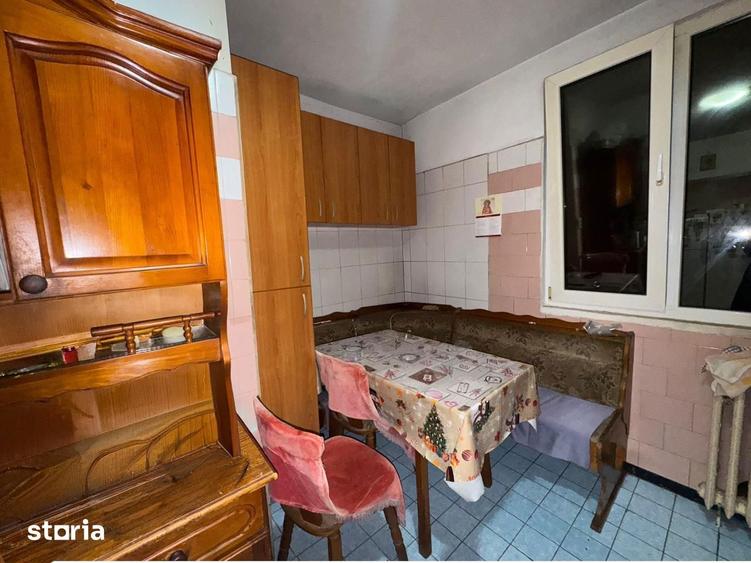 Apartament cu 4 camere decomandat, mobilat în Berceni