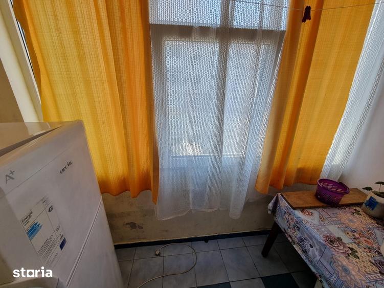 Apartament cu 3 camere semidecomandat în Km 4