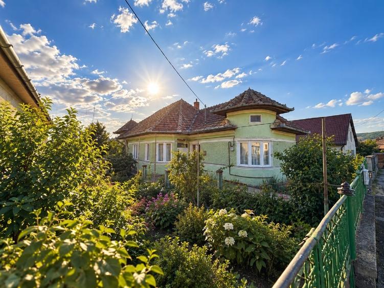 Casă individuală cu 3 camere cu Canalizare în Central