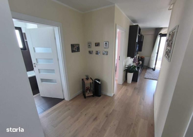 Apartament cu 4 camere decomandat în Est