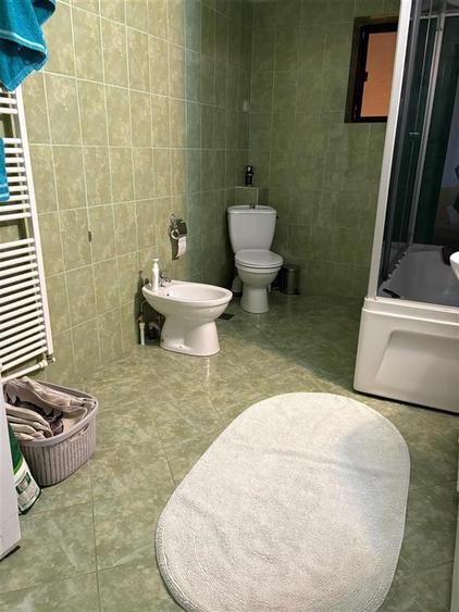 Casă individuală cu 8 camere cu Canalizare în Lascăr Catargiu