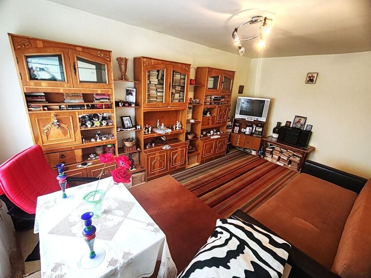 Apartament cu 3 camere decomandat, mobilat în Central