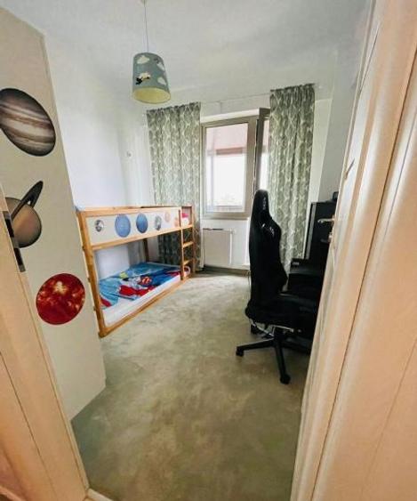Apartament cu 4 camere semidecomandat în Bucureștii Noi