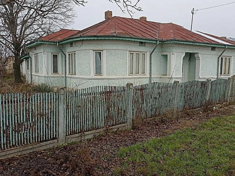 Casă cu 6 camere cu Teren 1800 Mp în Galbenu