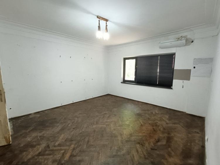 Casă individuală cu 7 camere cu Garaj în P-ța Victoriei
