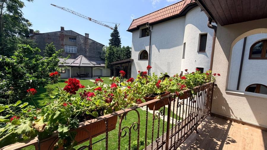 Casă individuală cu 11 camere cu Canalizare în P-ța Unirii
