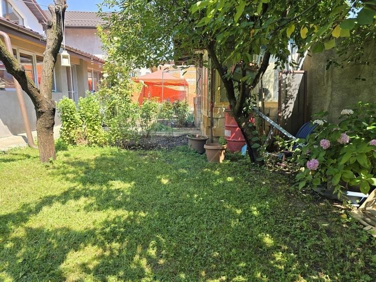 Casă individuală cu 7 camere cu Teren 545 Mp în Est