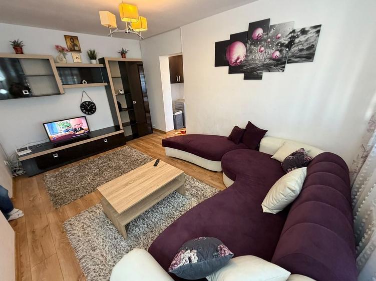 Apartament cu 2 camere semidecomandat, mobilat în Central