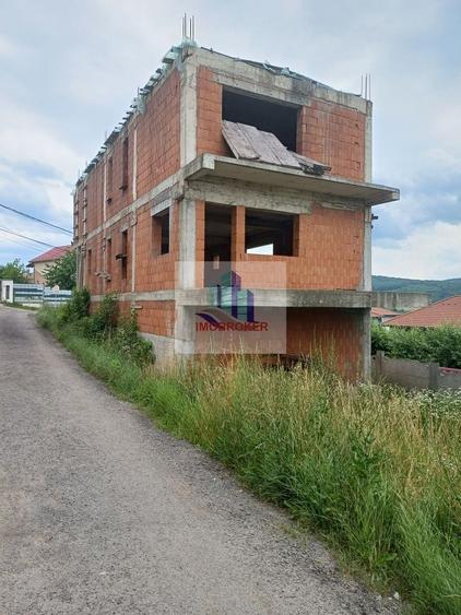 Casă cu 6 camere cu Canalizare în Baciu