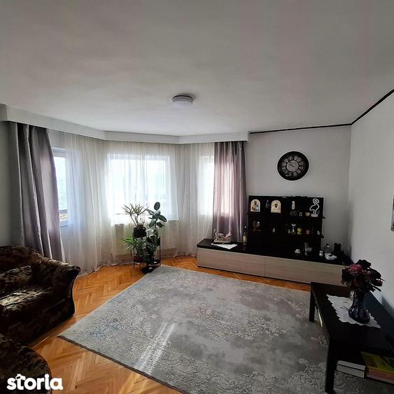 Apartament cu 4 camere decomandat în Central