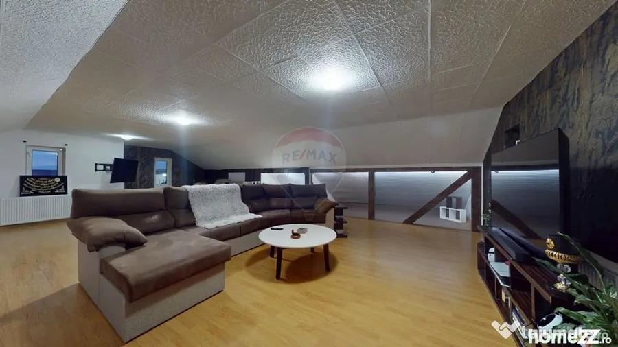 Casă cu 7 camere cu Teren 1075 Mp în Cristian
