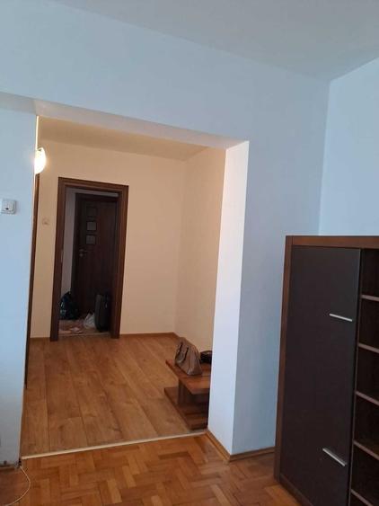 Apartament cu 3 camere semidecomandat în Berceni