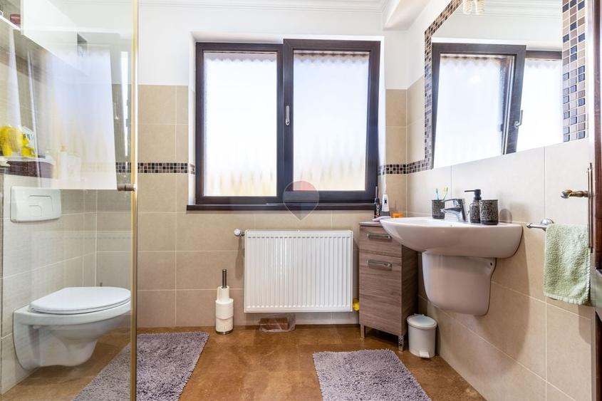 Casă individuală cu 5 camere cu Teren 1065 Mp în Rădaia