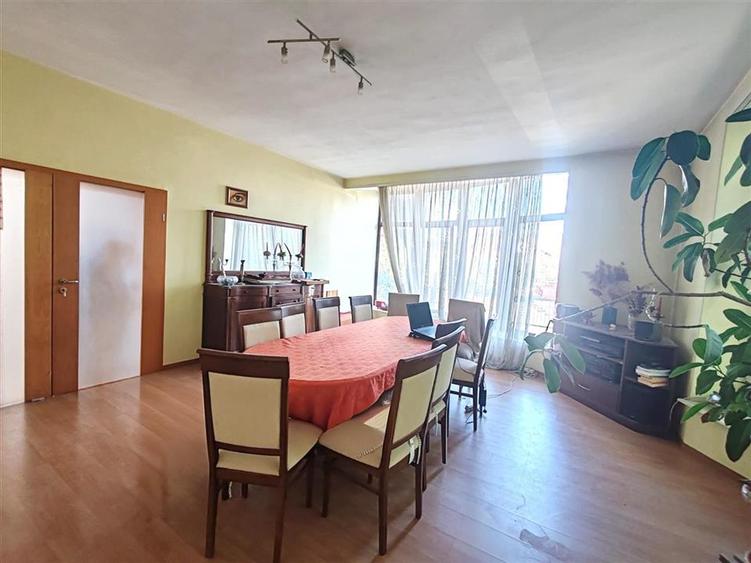Casă individuală cu 9 camere cu Teren 800 Mp în Hărman