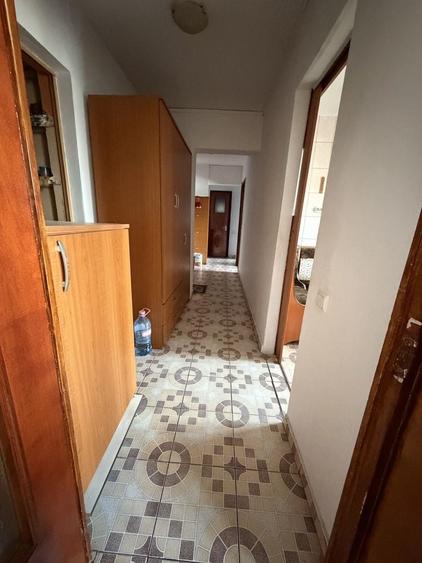 Apartament cu 4 camere semidecomandat în Berceni