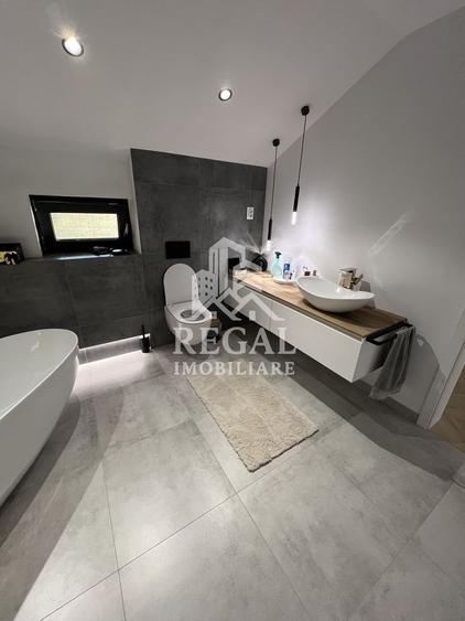 Duplex cu 6 camere cu Canalizare în Strei