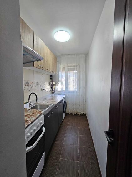 Apartament cu 3 camere semidecomandat în Craiovița Nouă