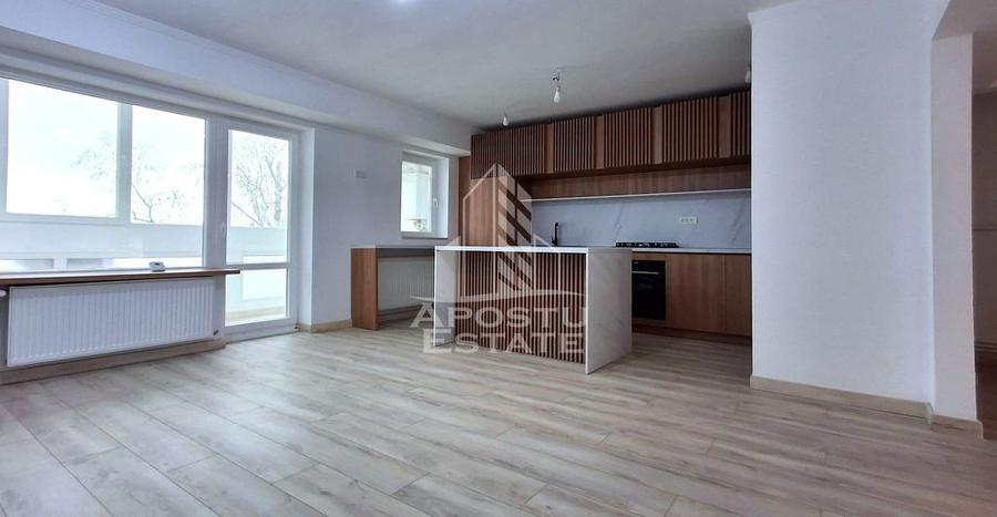 Apartament cu 3 camere decomandat, mobilat în Polivalentă