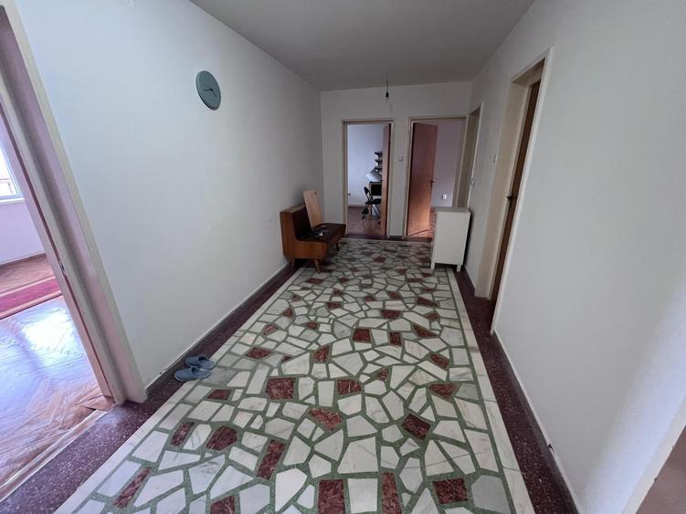 Apartament cu 4 camere decomandat în Central