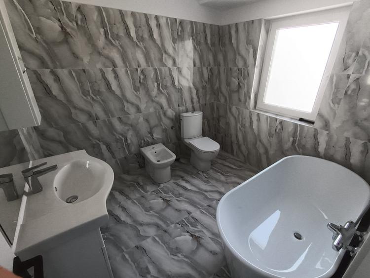 Casă cu 5 camere cu Canalizare în Valea Lupului