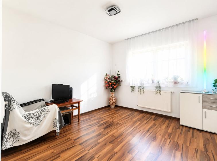 Apartament cu 3 camere semidecomandat, mobilat în Florești