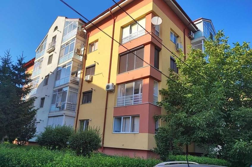 Apartament cu 3 camere decomandat în Exterior Vest