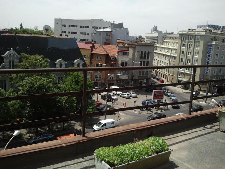 Penthouse cu 4 camere semidecomandat în P-ța Victoriei