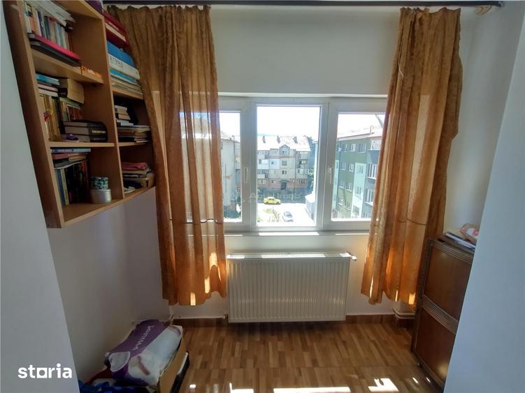 Apartament cu 4 camere decomandat în Central