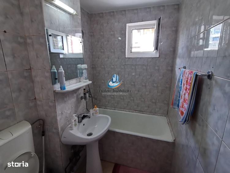Apartament cu 3 camere semidecomandat în Calea Romanului